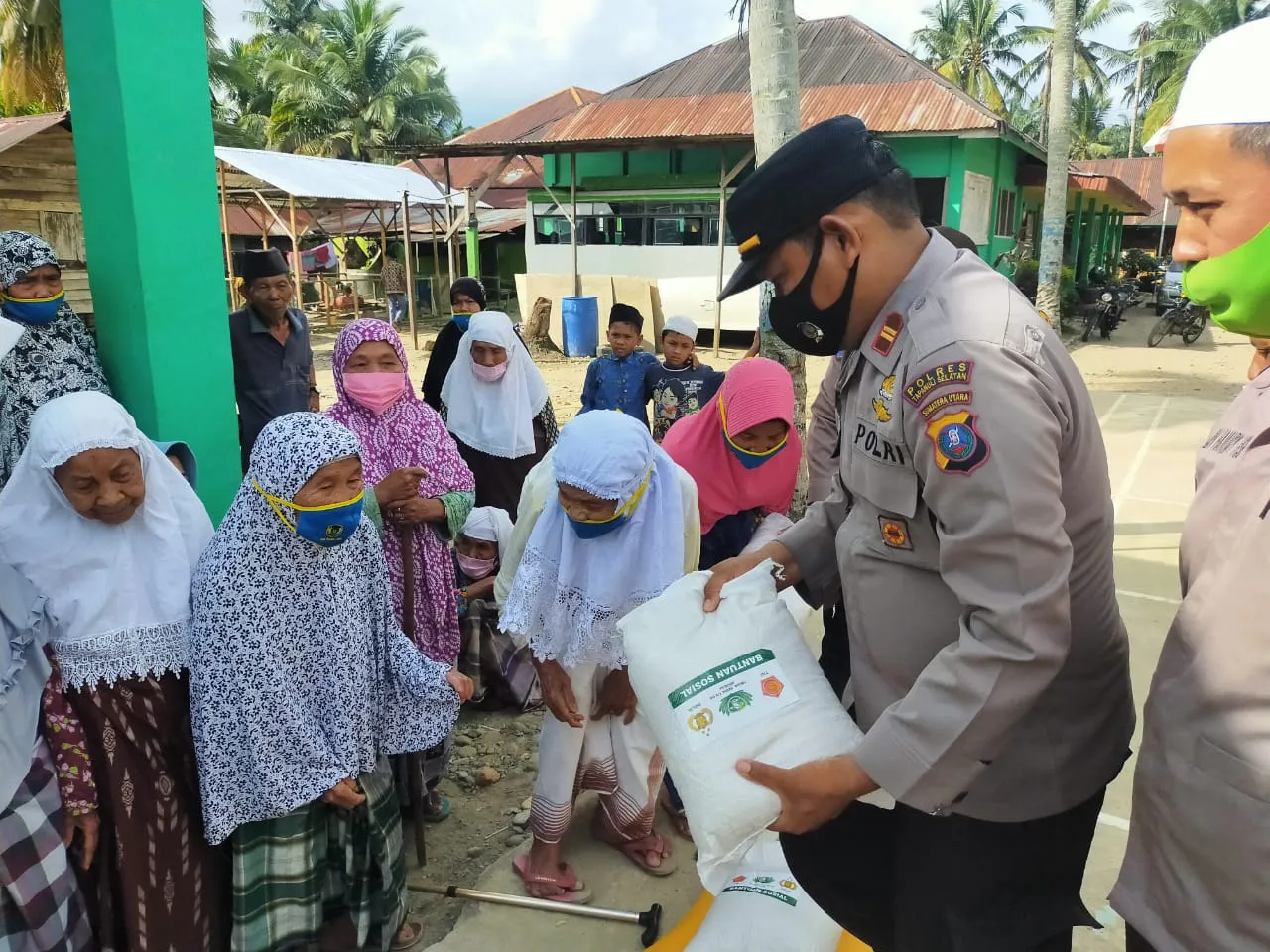 Di Palas, Beras Kapolri Disalurkan Kepada Penghuni Jompo Jompo