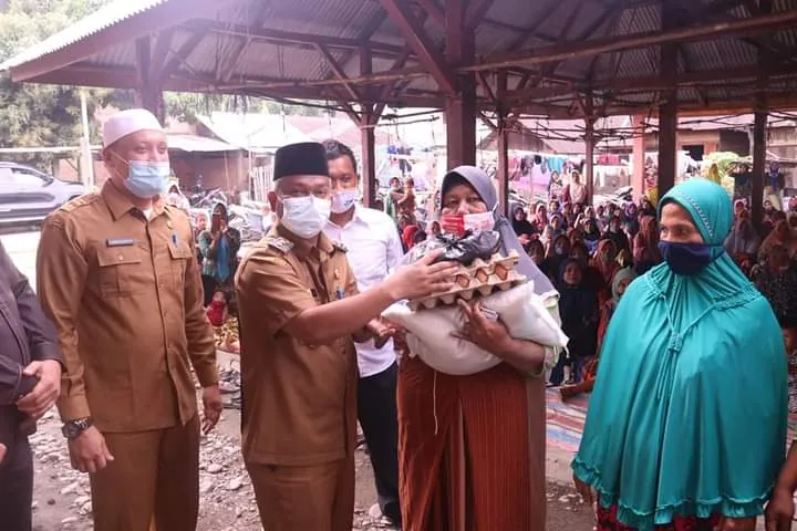 Wabup Palas Zarnawi Pantau Penyaluran Sembako Ke Warga
