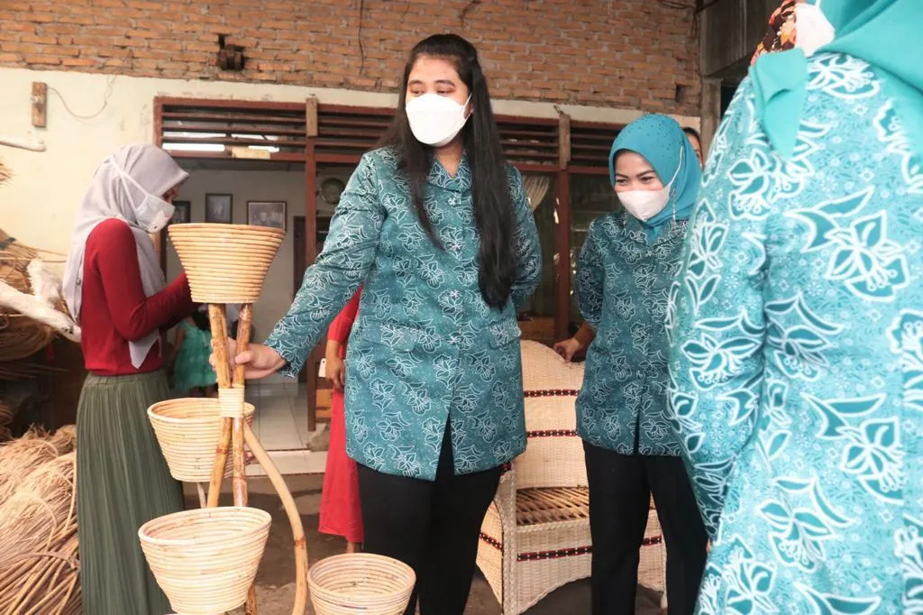 Kahiyang Ayu Tinjau Pengrajin Rotan dan Usaha Kerupuk Jangek