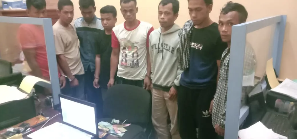 8 Warga Judi Online Tebak Bola Ditangkap Polisi Di Desa Sangkilon