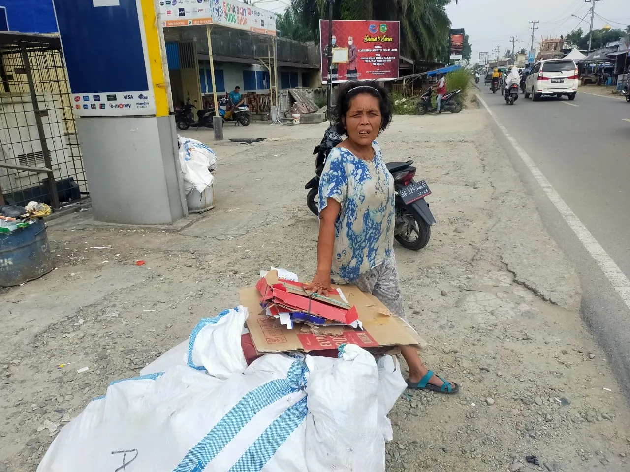 Janda Empat Anak Mengais Kardus Bekas Demi Pertahankan Hidup