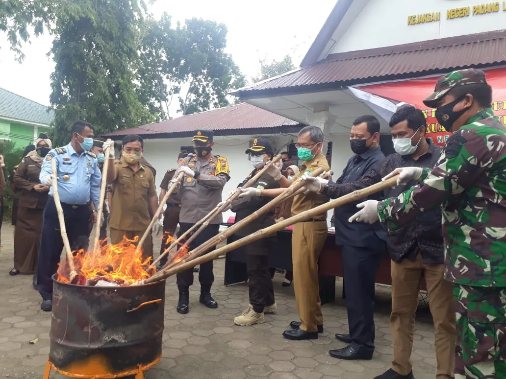 Kejari Palas Musnahkan Barang Bukti Kasus Narkoba , Pencurian dan Perjudian