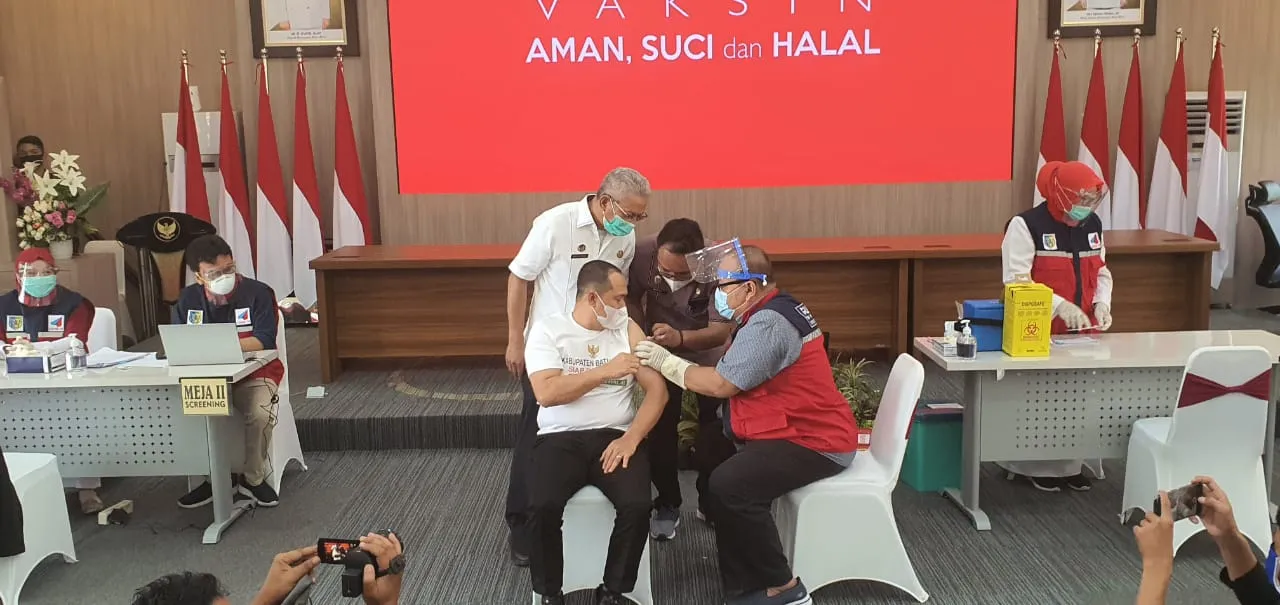 Bupati Zahir Suntik Vaksin Pertama Di Batu Bara. Jangan Takut Divaksin