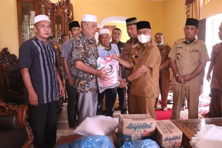 Wabup Palas Zarnawi Serahkan Bantuan Sembako Kepada Keluarga Korban Kebakaran