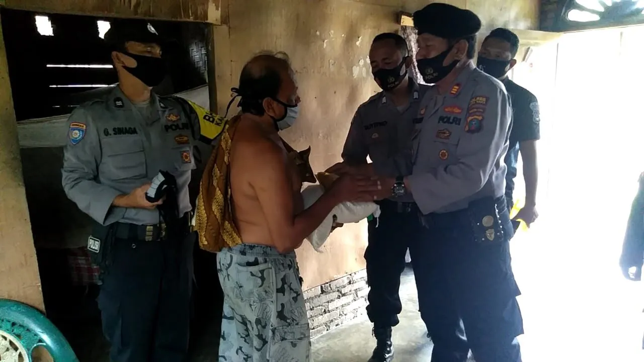 Di Batu Bara, Penderita Buta Mata Ditinggal Istri Menangis. Dikunjungi Kapolsek Indrapura AKP Sandi