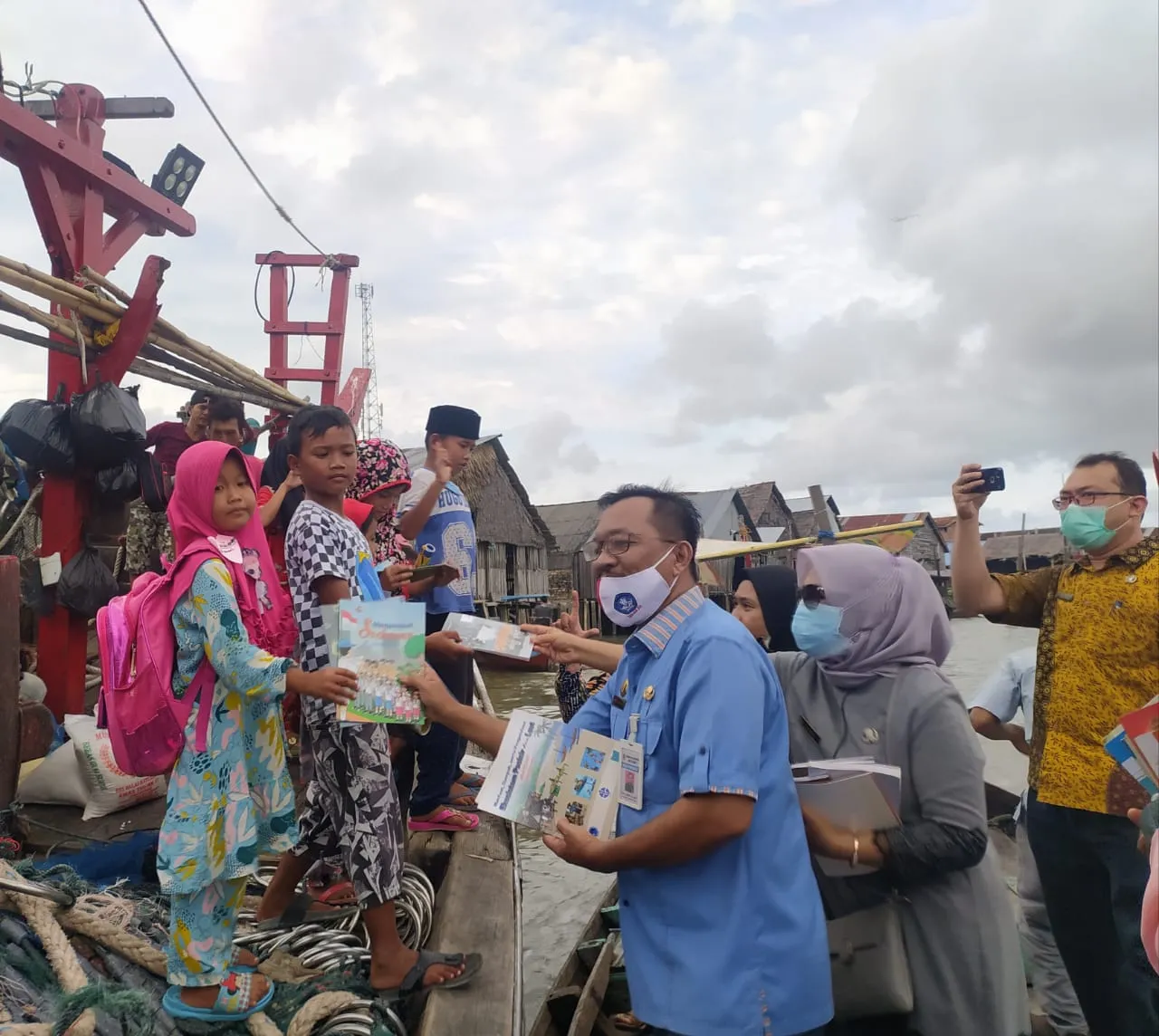 Ilyas Sitorus Tepati Janji. Sudah 800 lebih Buku Disumbangkan Ke TMB Khasanah Bandar Rahmad Batu Bara.