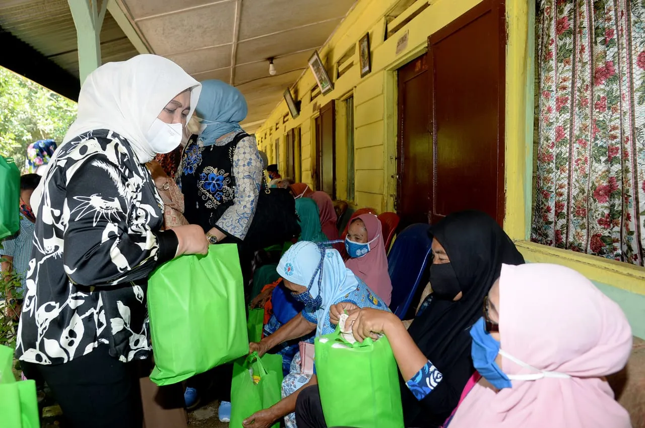 Hari Ibu, Ketua PKK Sumut Ny. Nawal Edy Rahmayadi Kunjungi Panti Jompo