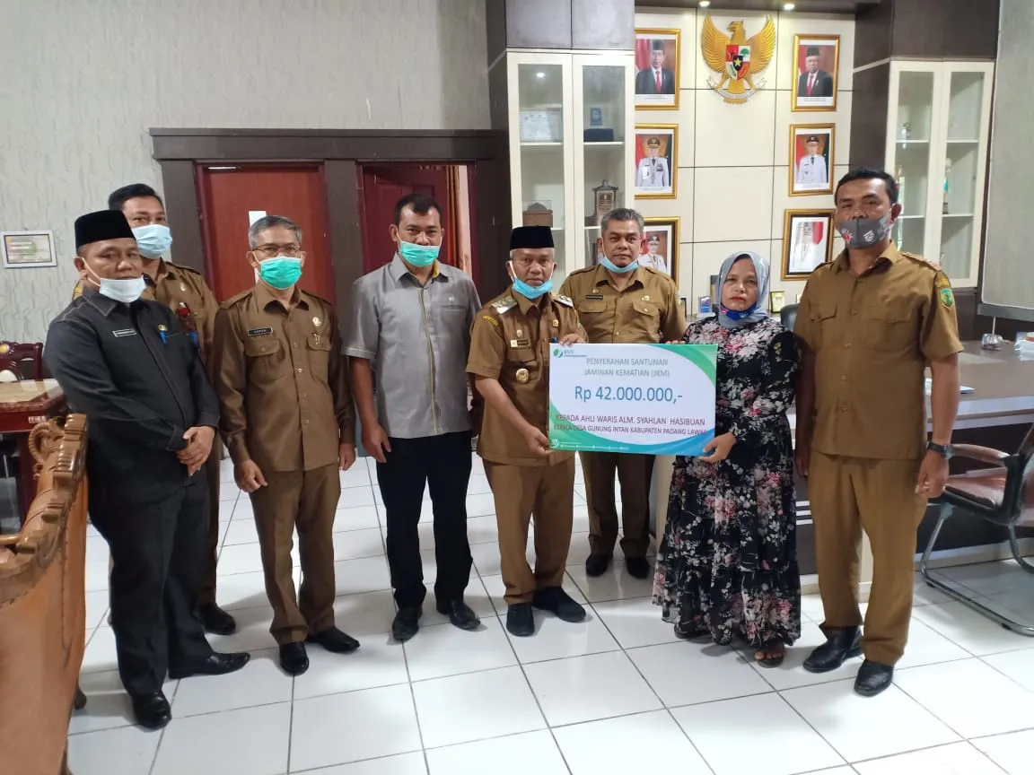Wabup Palas Zarnawi Serahkan Santunan JKM BPJS Ketenagakerjaan