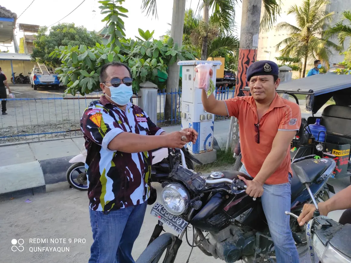 IPK Tanjung Tiram Berbagi Takjil dan Masker di Bulan Ramadhan