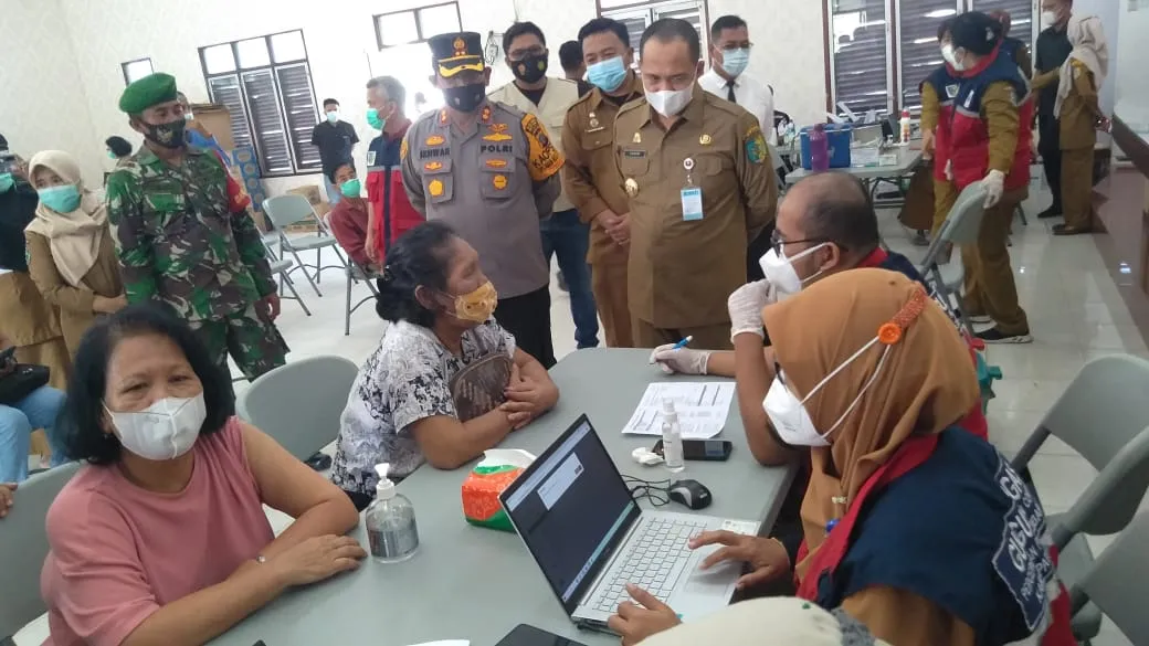 Bupati Zahir dan Kapolres Batu Bara AKBP Ikhwan Lubis Hadiri Vaksinasi Di Kecamatan Airputih.