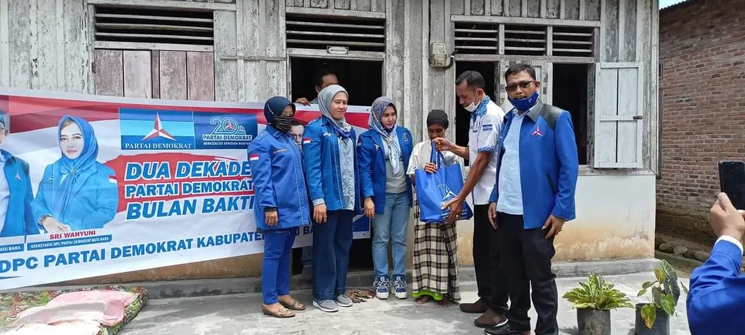 Peringati HUT Ke 20, DPC Demokrat Batu Bara Bagi Sembako Ke Masyarakat