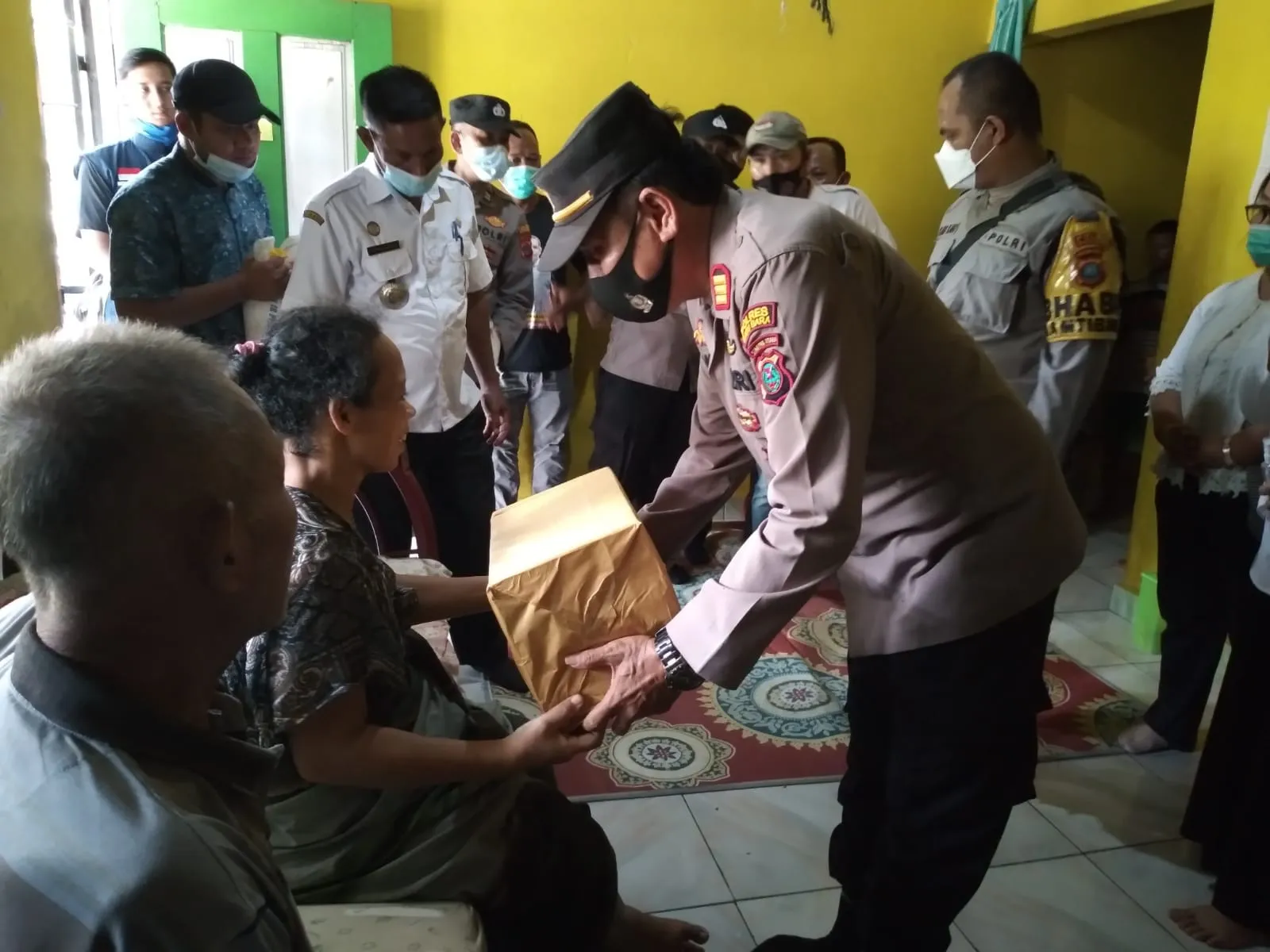 Bhabinkamtibmas Polsek Indrapura Laksanakan Bansos dan Pelayanan Kesehatan