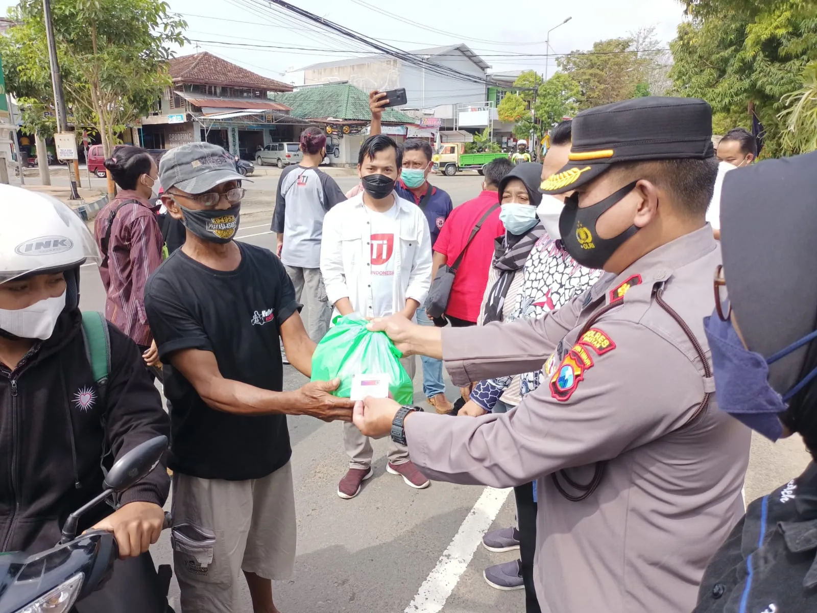 Peringati HPN 2022, Forum Pewarta Pacitan Gelar Vaksinasi dan Bagikan Ratusan Paket Sembako.