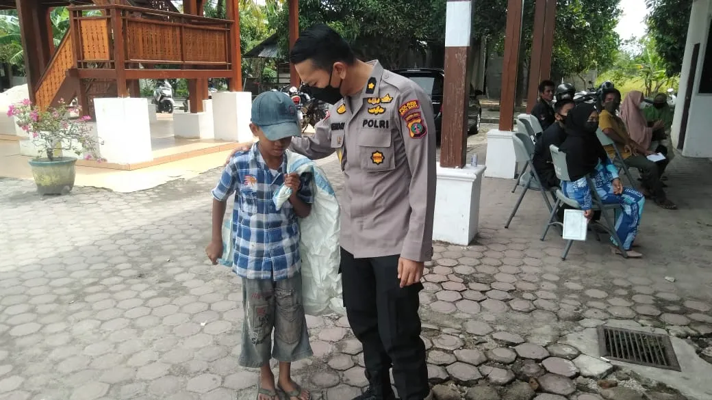 Bocah Pemulung "Digiring" Kantor Polisi