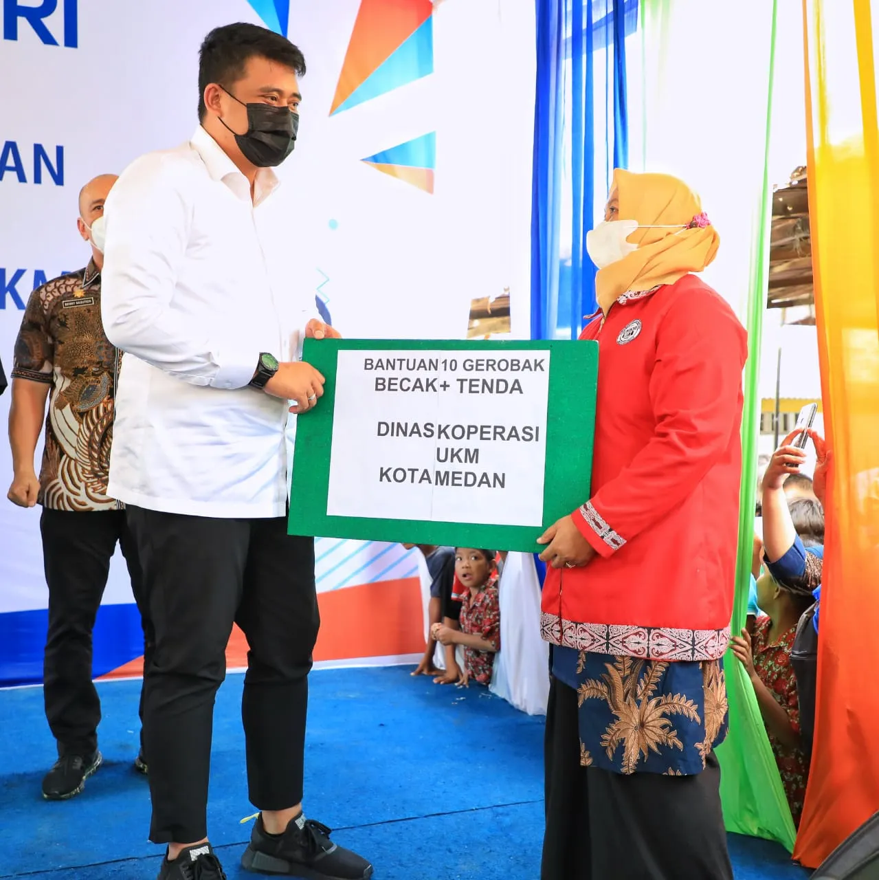 Bobby Penuhi Janji Bantu Pelaku UMKM dan Istri Nelayan