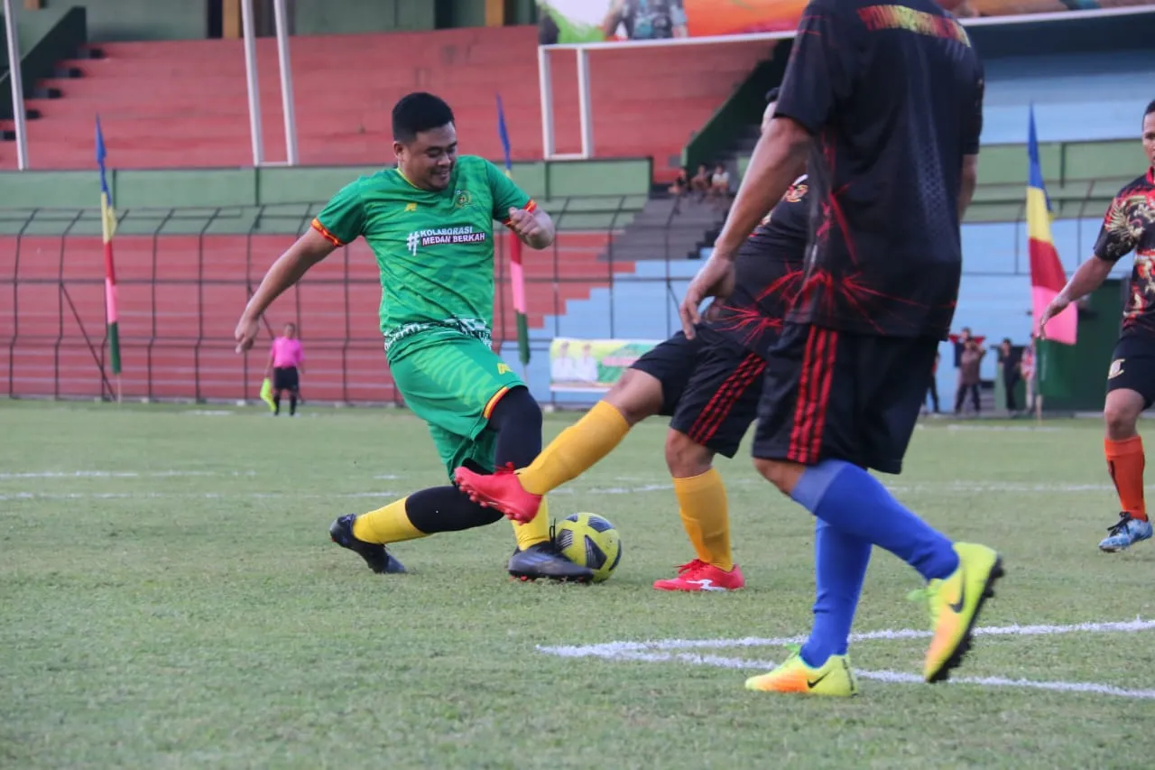 HUT Kota Medan,Bobby Main Bola