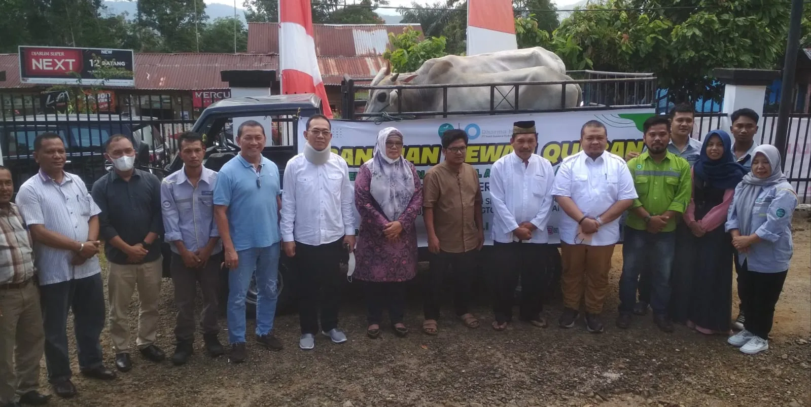 Bupati Dolly Serahkan Hewan Kurban PLTA Batang Toru ke Masyarakat