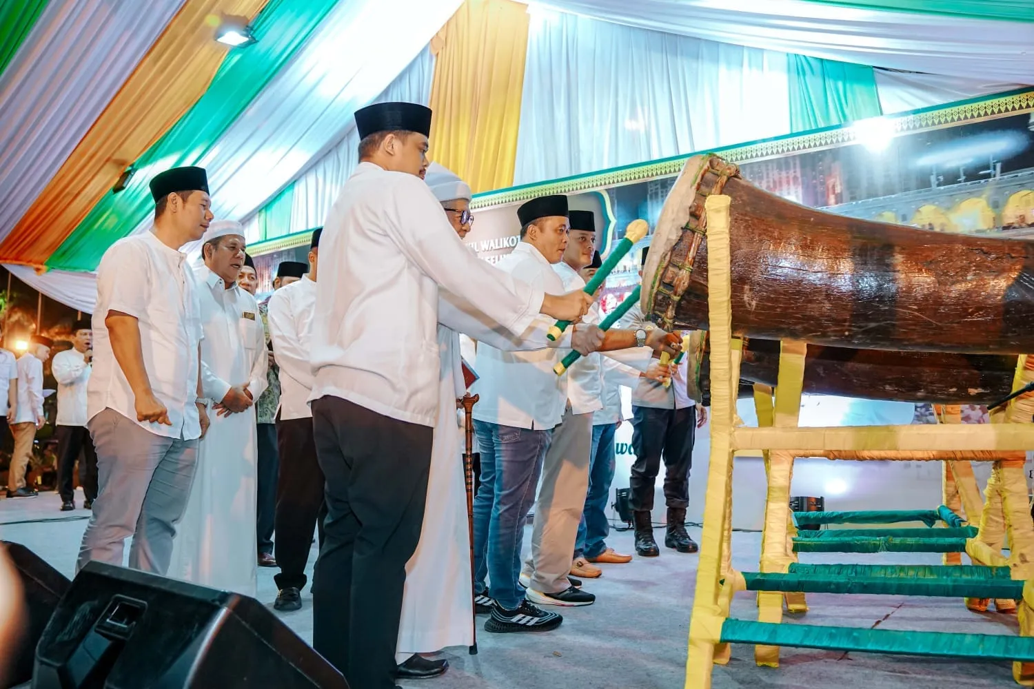 Kalimat Takbir Bergema di Balai Kota Medan