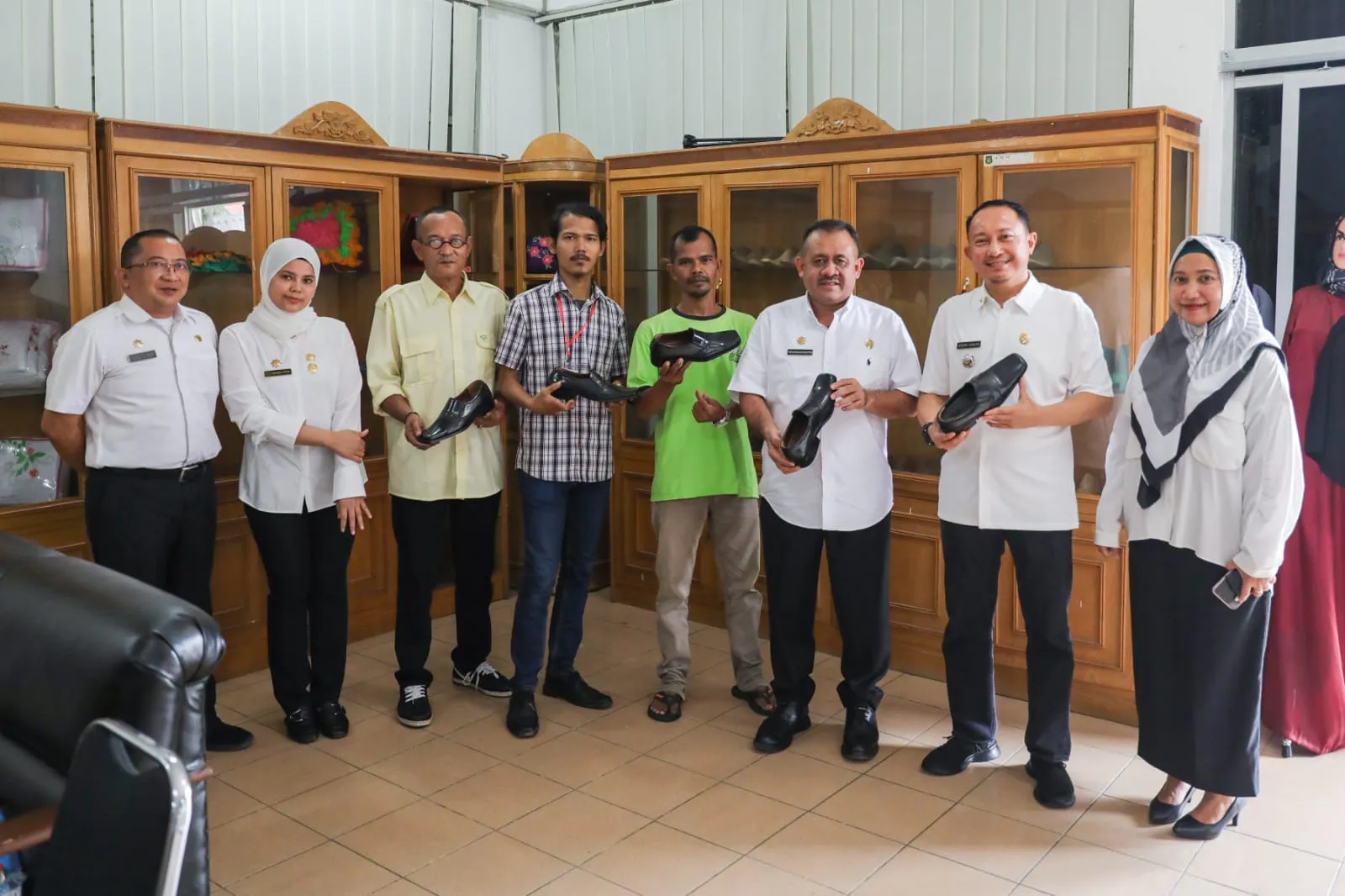 Pelatihan Pembuatan Sepatu, Tingkatkan UKM Medan 