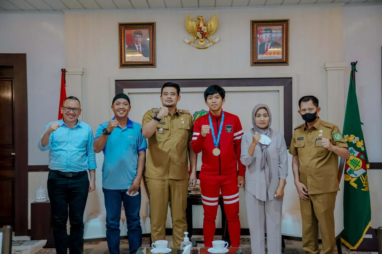 Bobby Nasution Berangkatkan Haji Orang Tua Timnas U-26