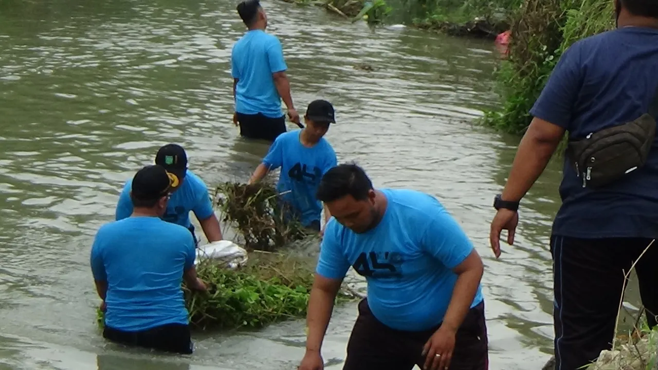 HUT Ke-45, BKPRMI Kota Tebingtinggi Bersihkan Sungai Bahilang