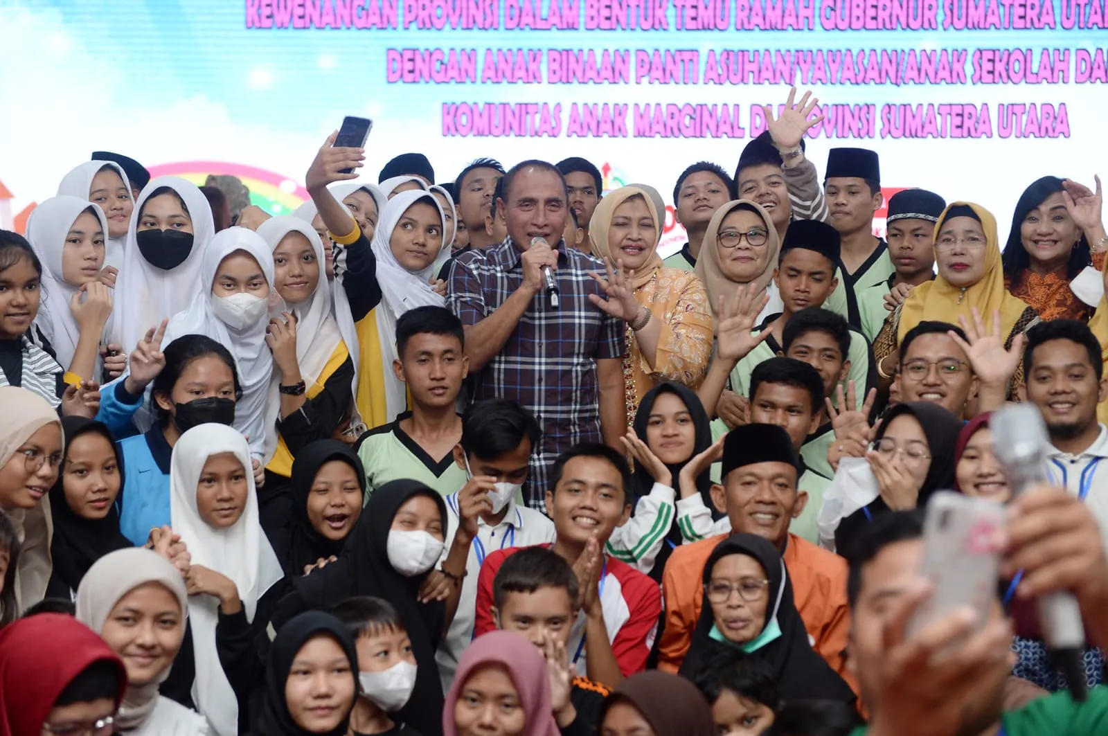 Edy Rahmayadi dan Nawal Lubis Bermain Bersama Anak-anak Panti Asuhan