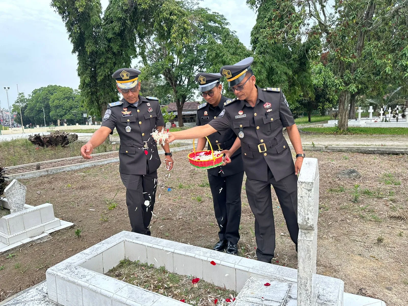 Peringati HBP Ke 60, Lapas Narkotika P. Siantar Ziarah dan Tabur Bunga di Makam Pahlawan.