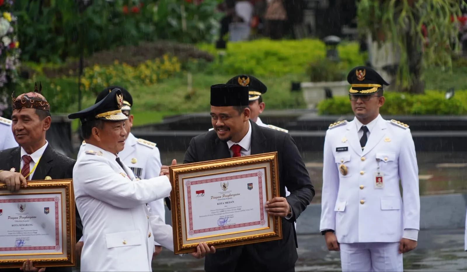 Bobby Nasution Terima Anugerah Satyalancana Karya Bhakti Praja Nugraha.