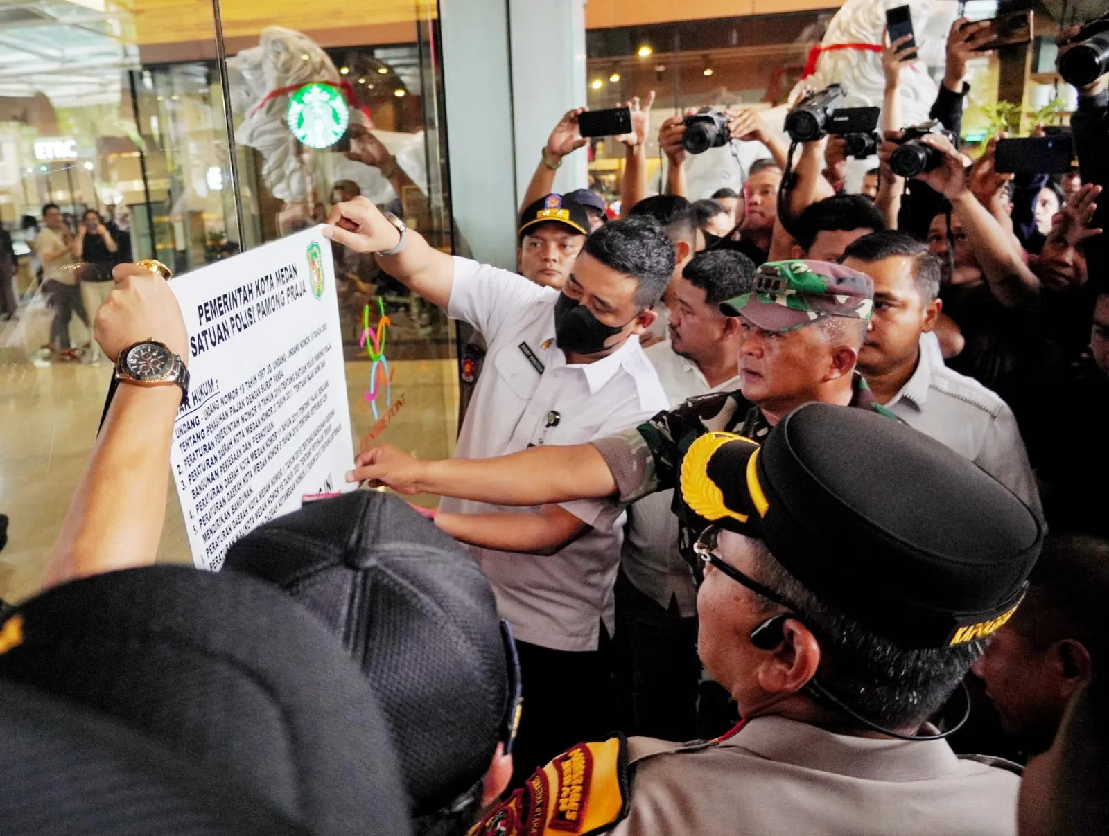 Nunggak Pajak 250 M, Mall Center Point Medan Disegel.