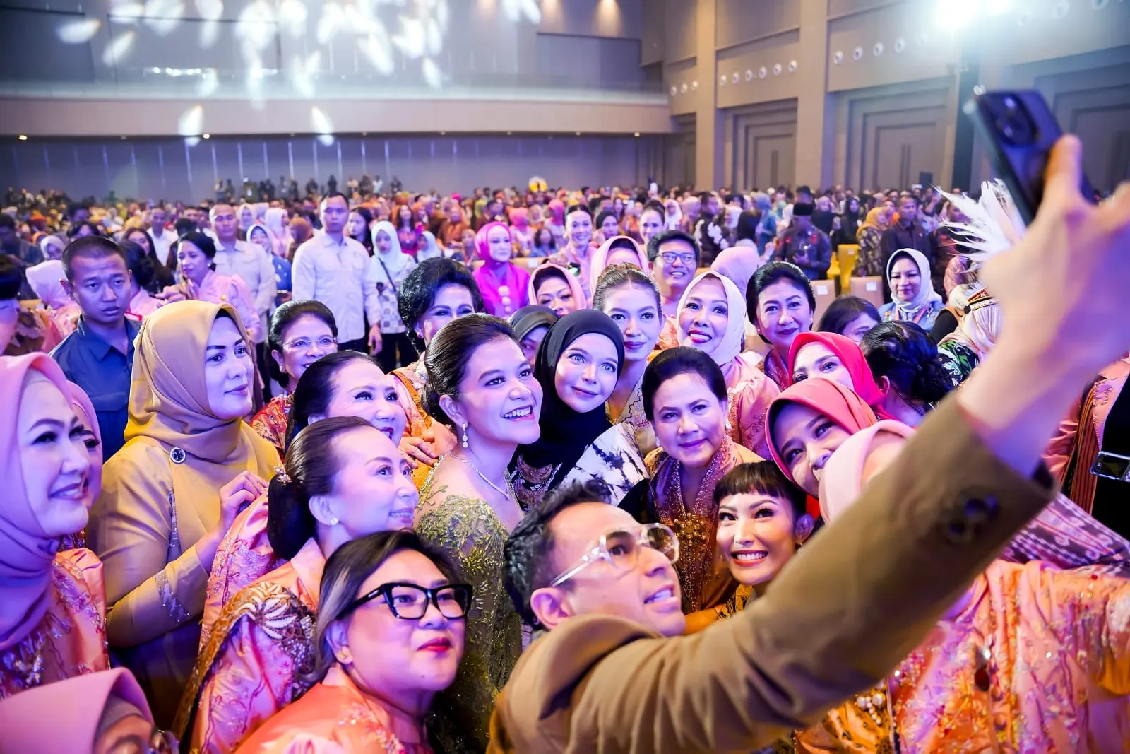 Dibuka Ibu Negara, Kahiyang Ayu Hadiri HUT Ke-44 Dekranas di Solo.