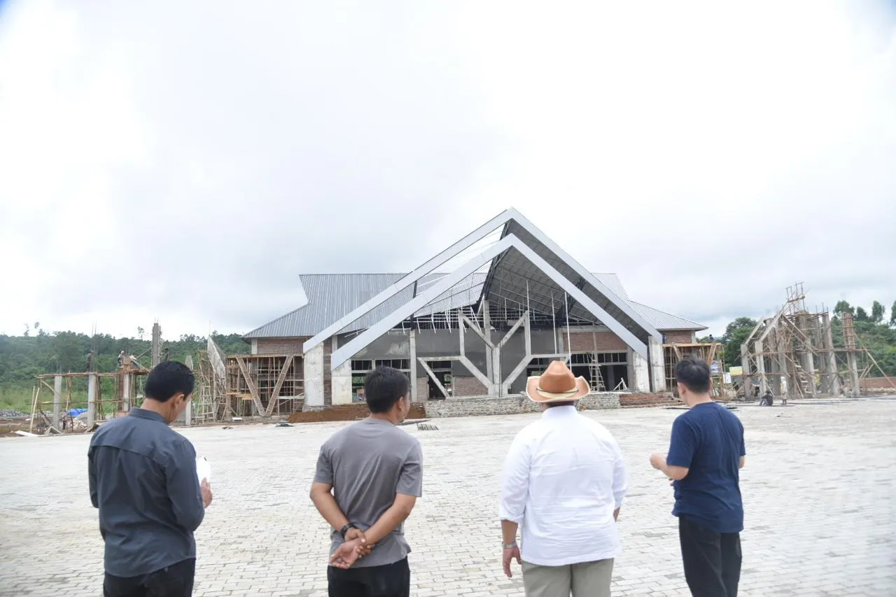 Bupati Dolly Tinjau Pembangunan Astaka MTQ Ke-39 Tingkat Provinsi Sumut.