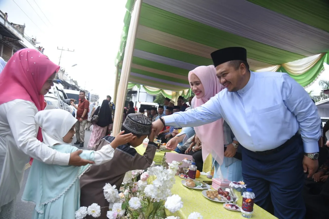 Kafilah Kabupaten dan Kota Meriahkan Pawai Taaruf MTQ Ke-39 Tingkat Provinsi Sumut.