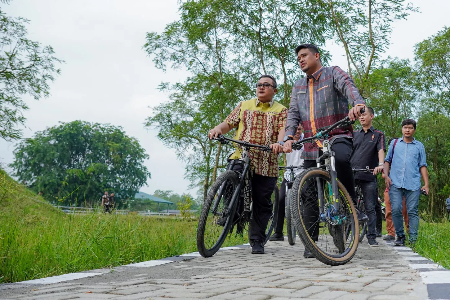 Bobby Tinjau Revitalisasi Taman Cadika Pakai Sepeda.