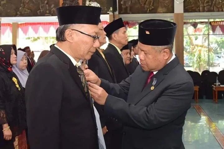 150 PNS Pemkab Pacitan Terima Penghargaan Satyalencana Karya Satya.