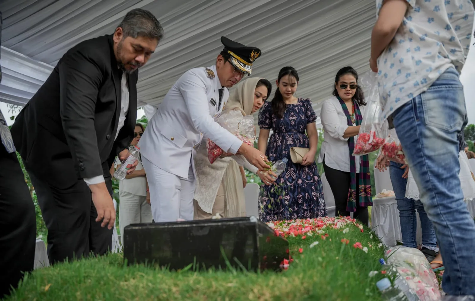 Rico Waas Ziarah Makam Sang Ayah.