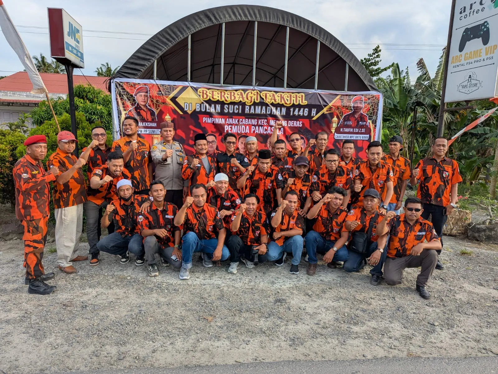 Ramadhan Berbagi : PAC PP Medang Deras Bagikan Takjil Gratis