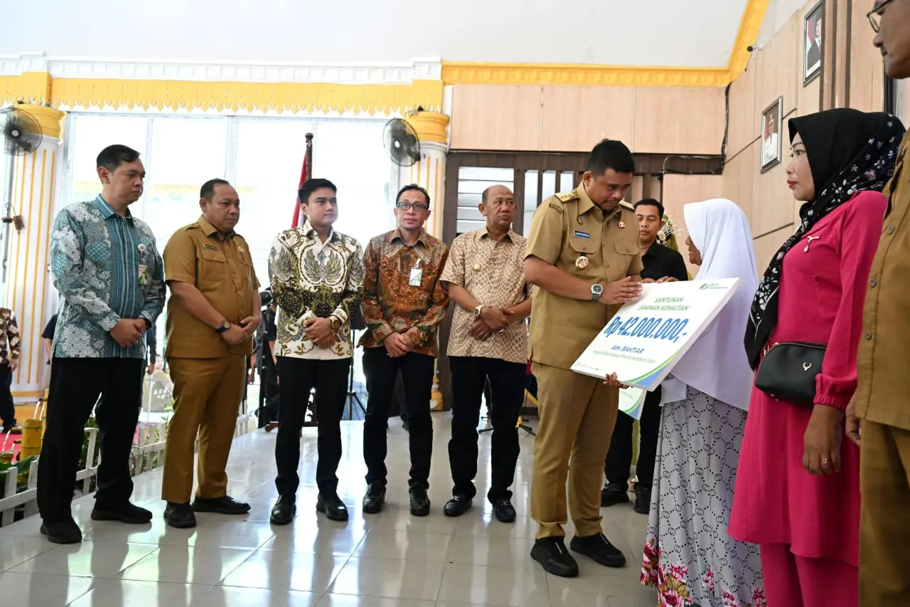 Bobby Nasution Serahkan 1.600 Asuransi Nelayan
