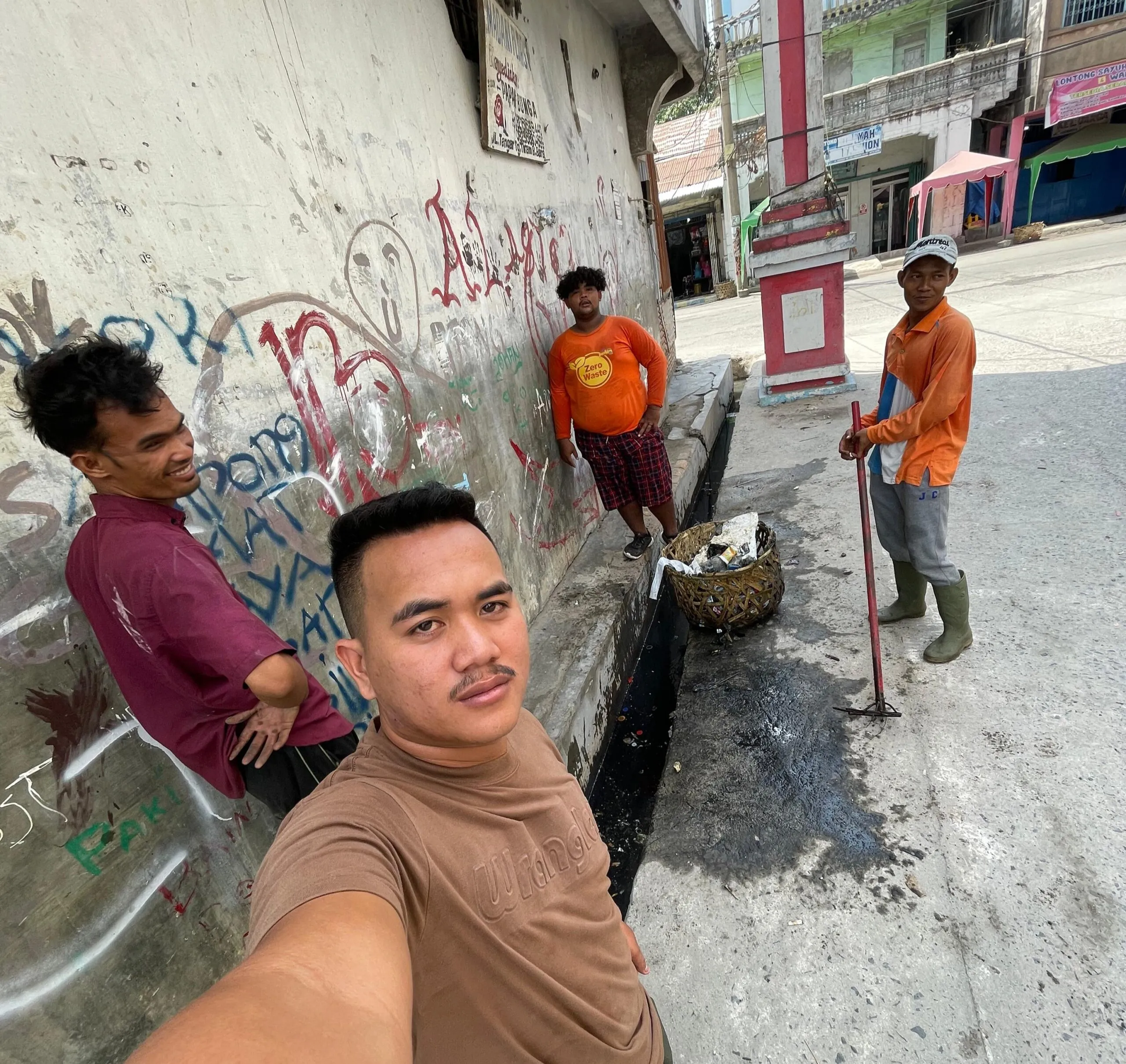 Bukan Urus Parit, Petugas Kebersihan Fokus Angkut Sampah Demi Tanjung Tiram Bersih