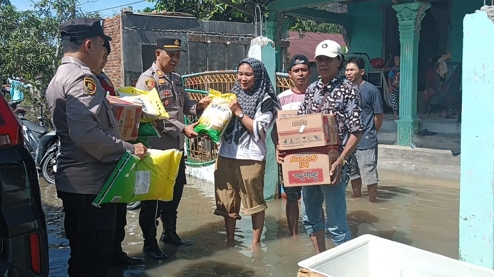 Polsek Lima Puluh Bagikan Bansos ke Warga Terdampak Banjir