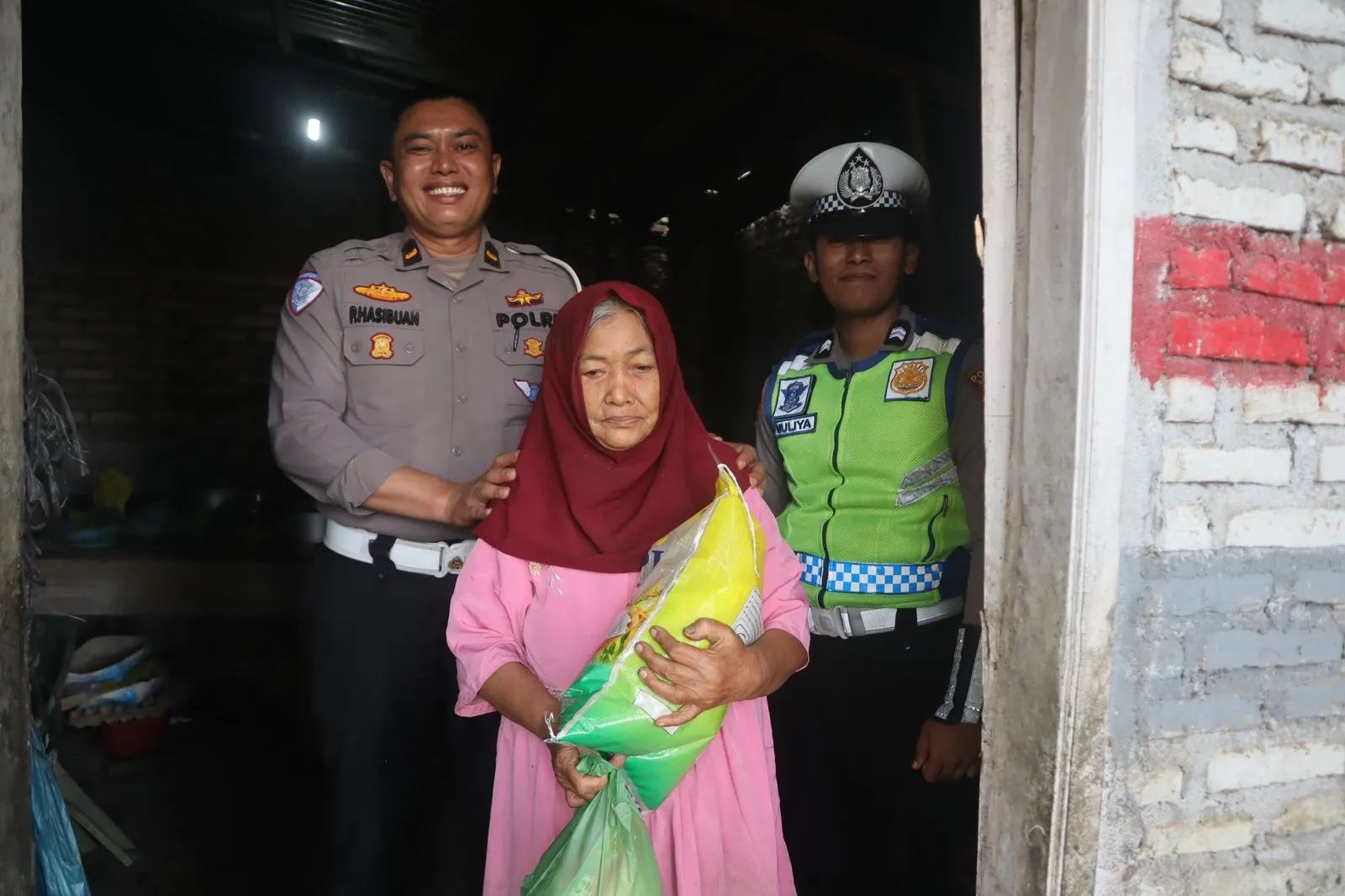 Satlantas Polres Batu Bara Gelar Jumat Berkah, Bagikan Sembako kepada Masyarakat