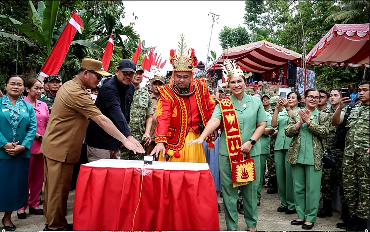 Bobby Nasution dan KSAD Jenderal Maruli Simanjuntak Resmikan Jembatan Bailey Nias