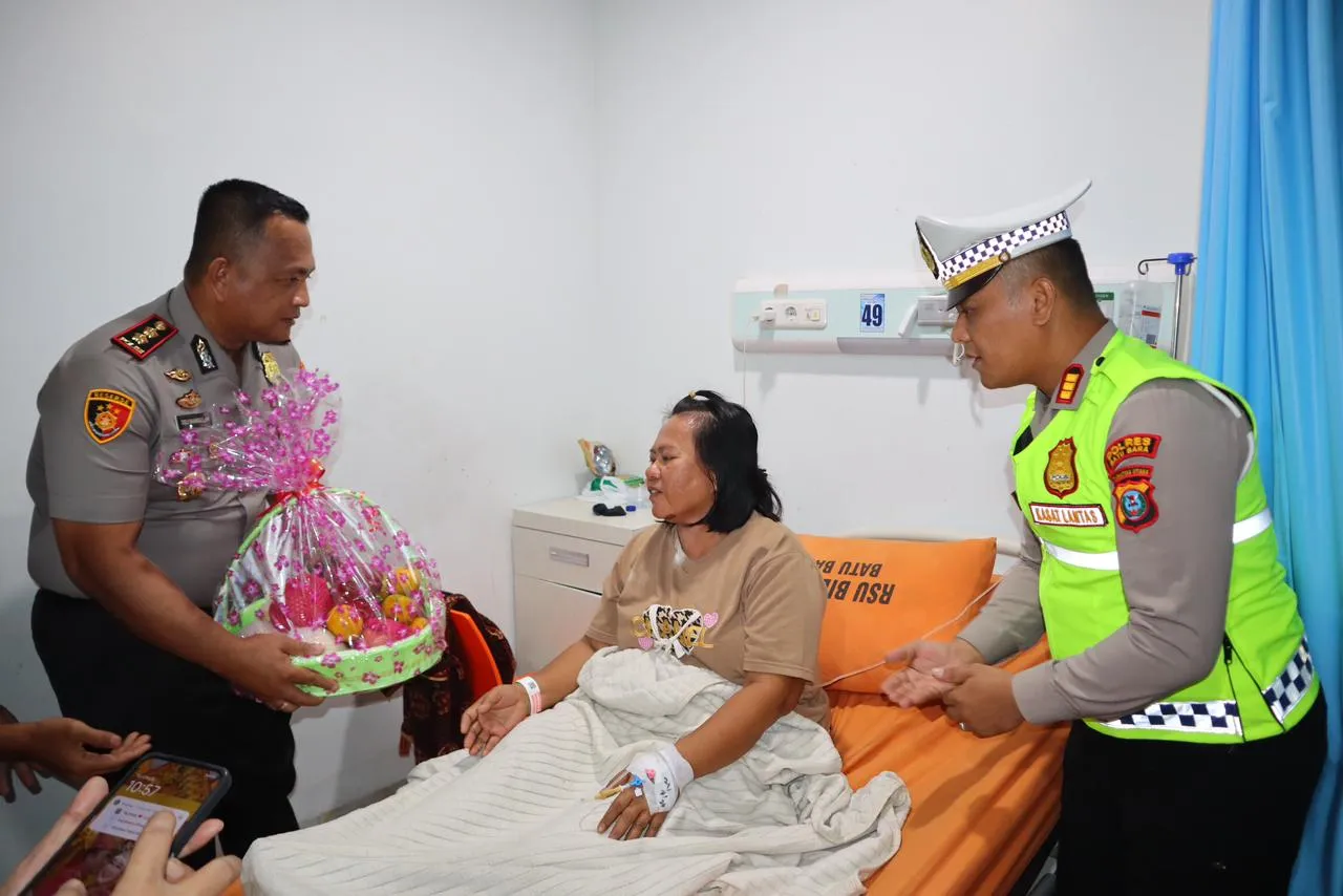 Kapolres Batu Bara Jenguk Korban Kecelakaan Maut Tol Lima Puluh–Indrapura