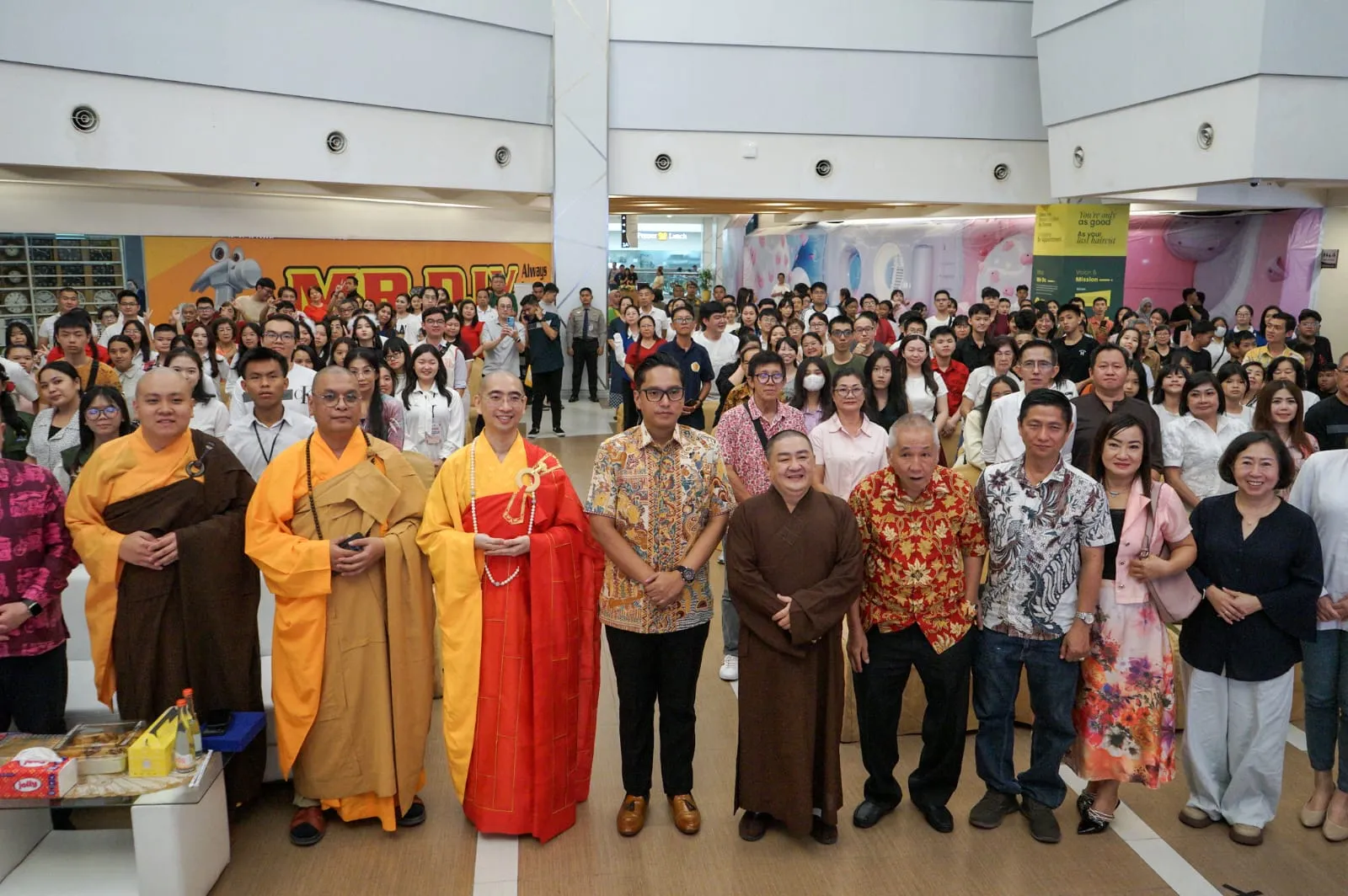Peringati Hari Tri Suci Waisak, Rico Waas Ajak Umat Buddha Pancarkan Cahaya Kebaikan