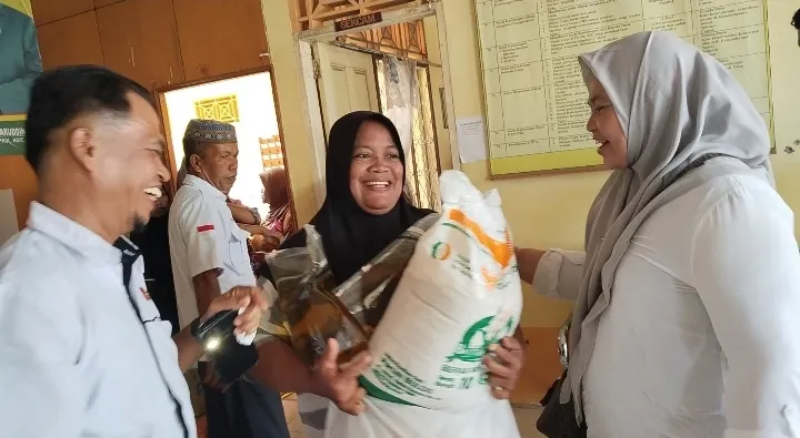 Ribuan Warga Kurang Mampu Menerima Bantuan Sembako