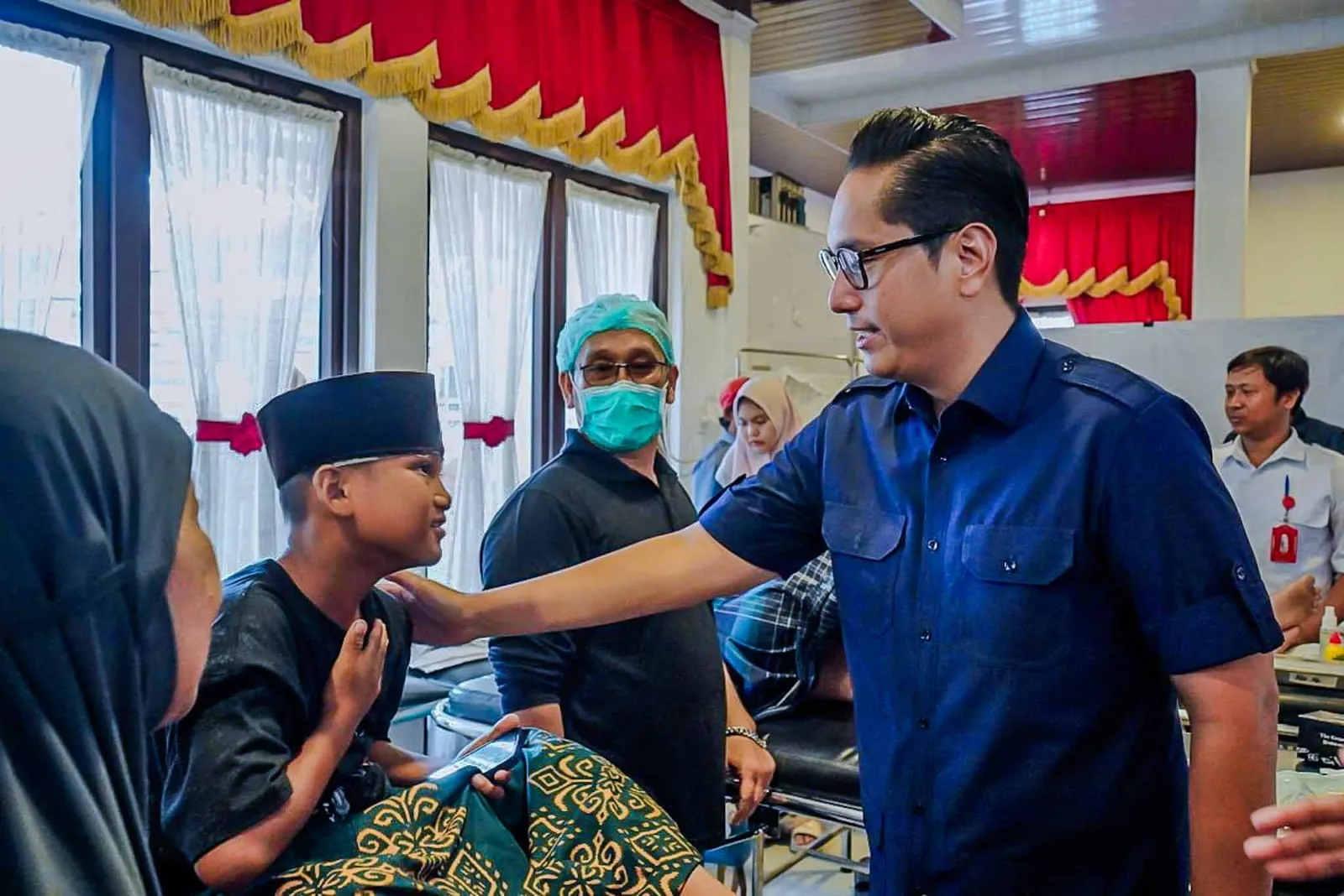 Rico Waas Bawa Keceriaan di Sunat Massal,Beri Santunan
