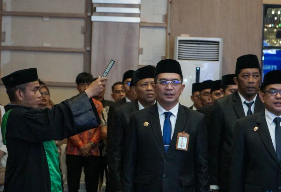 69 Pejabat Pemko Medan Dilantik.Rico :  Masyarakat Adalah Jabatan Tertinggi