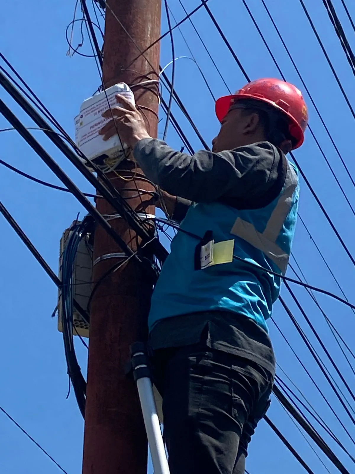 Tertibkan Jaringan Ilegal, Polres Padang Lawas Dampingi ICON Plus Pasang Label Peringatan di Tiang PLN