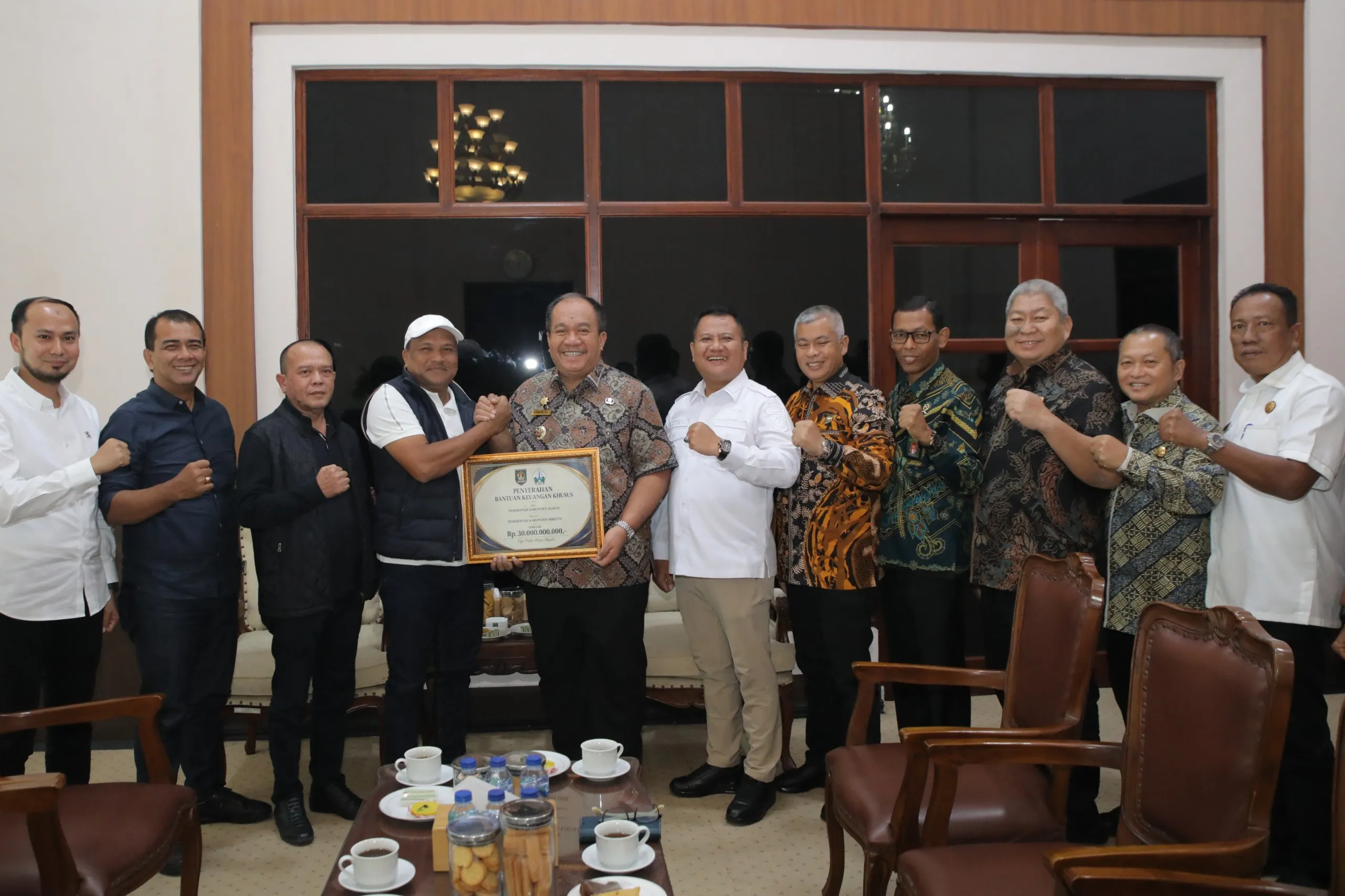Bupati Asahan Taufik Zainal Abidin Serahkan Bantuan Rp 30 M Untuk Kabupaten Bireuen