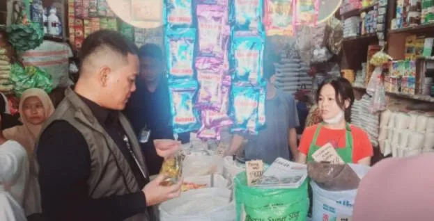 Pimpinan Bulog Sumut Budi Cahyanto Tinjau Pasar Sukaramai, Pastikan Minyakita dan Beras SPHP Dijual Sesuai Ketentuan