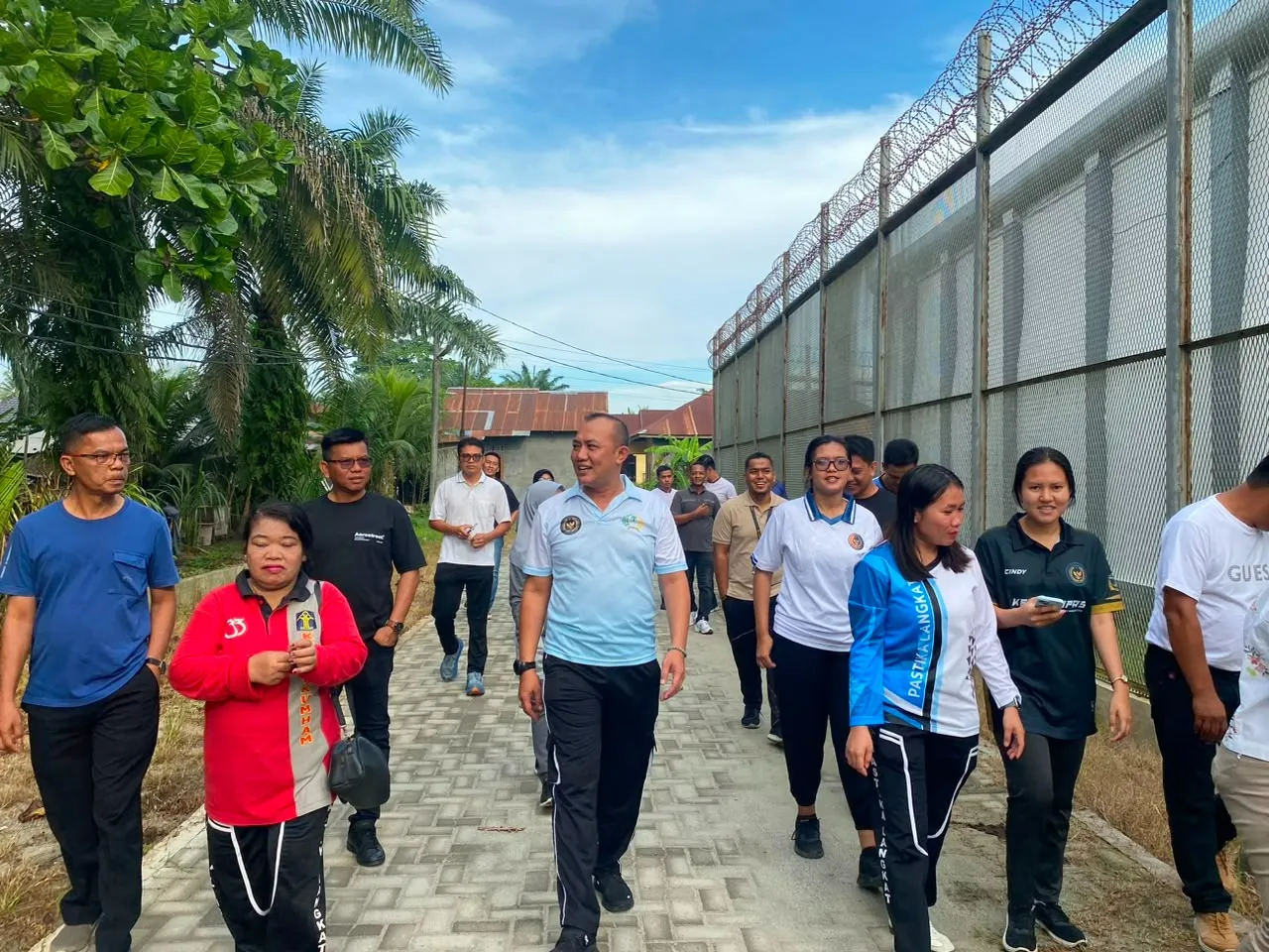 Gelar Jumat Sehat, Plt. Kalapas Narkotika Langkat Pimpin Jalan Santai dan Kontrol Area Brandgang